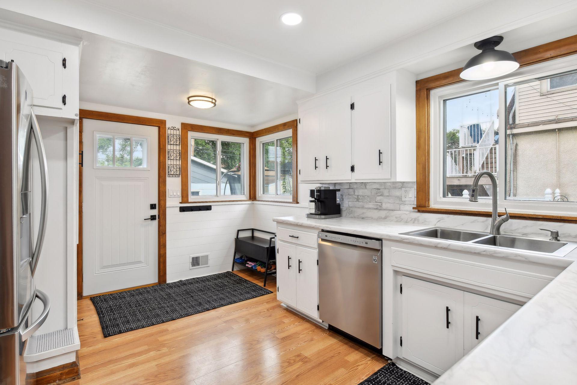 4264 W Broadway Avenue
