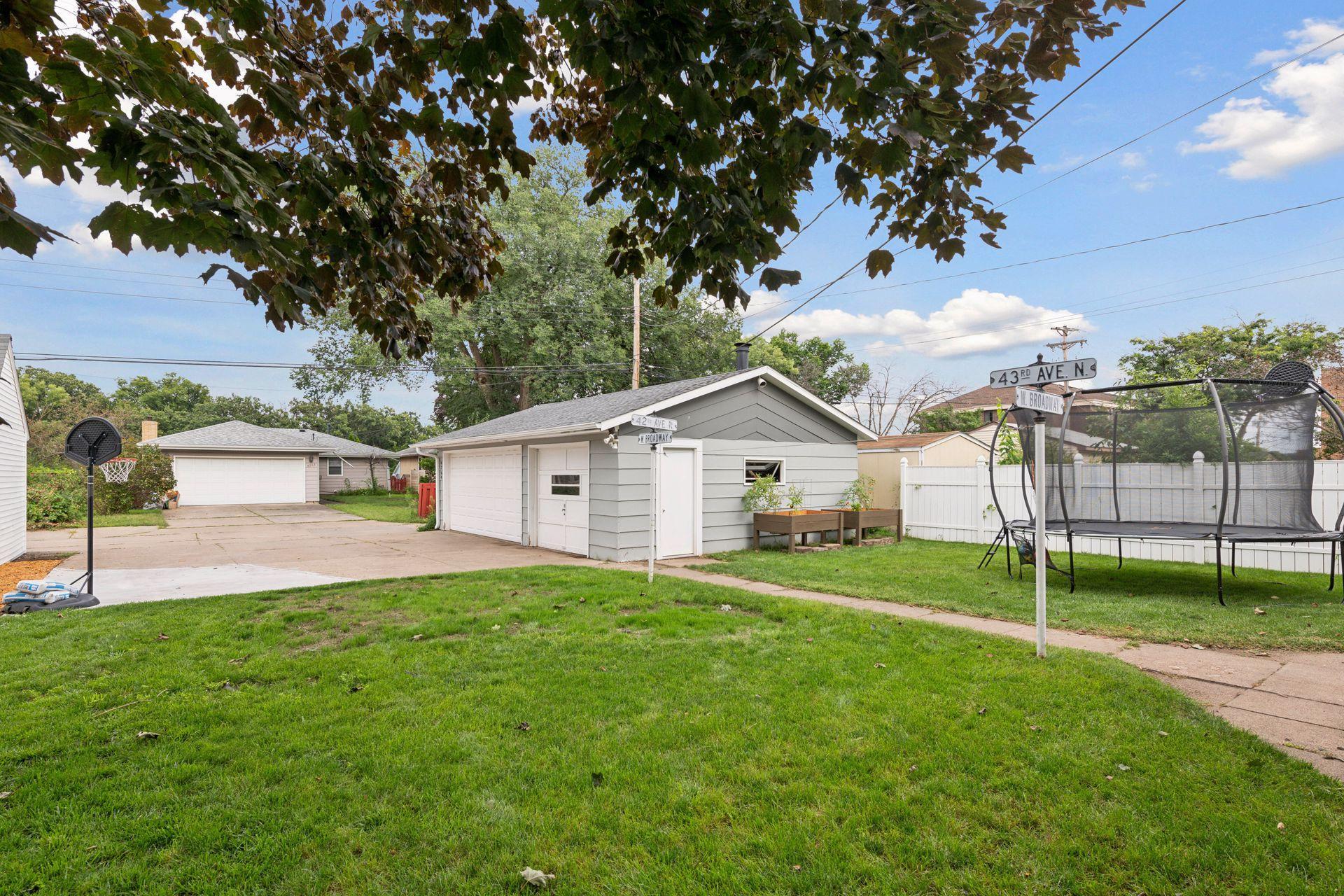 4264 W Broadway Avenue
