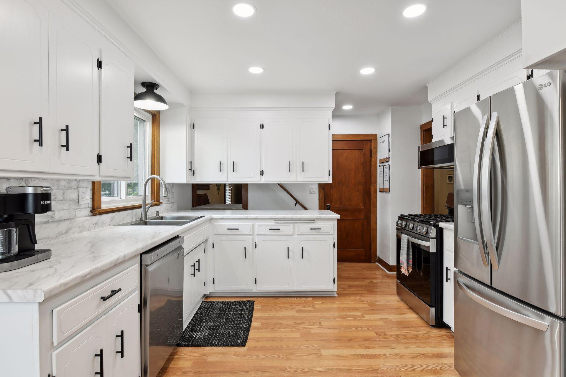 4264 W Broadway Avenue