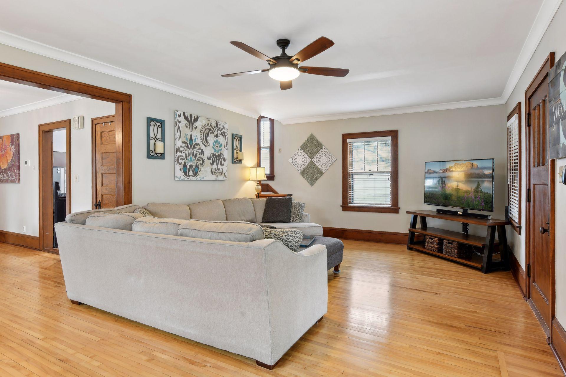 4264 W Broadway Avenue