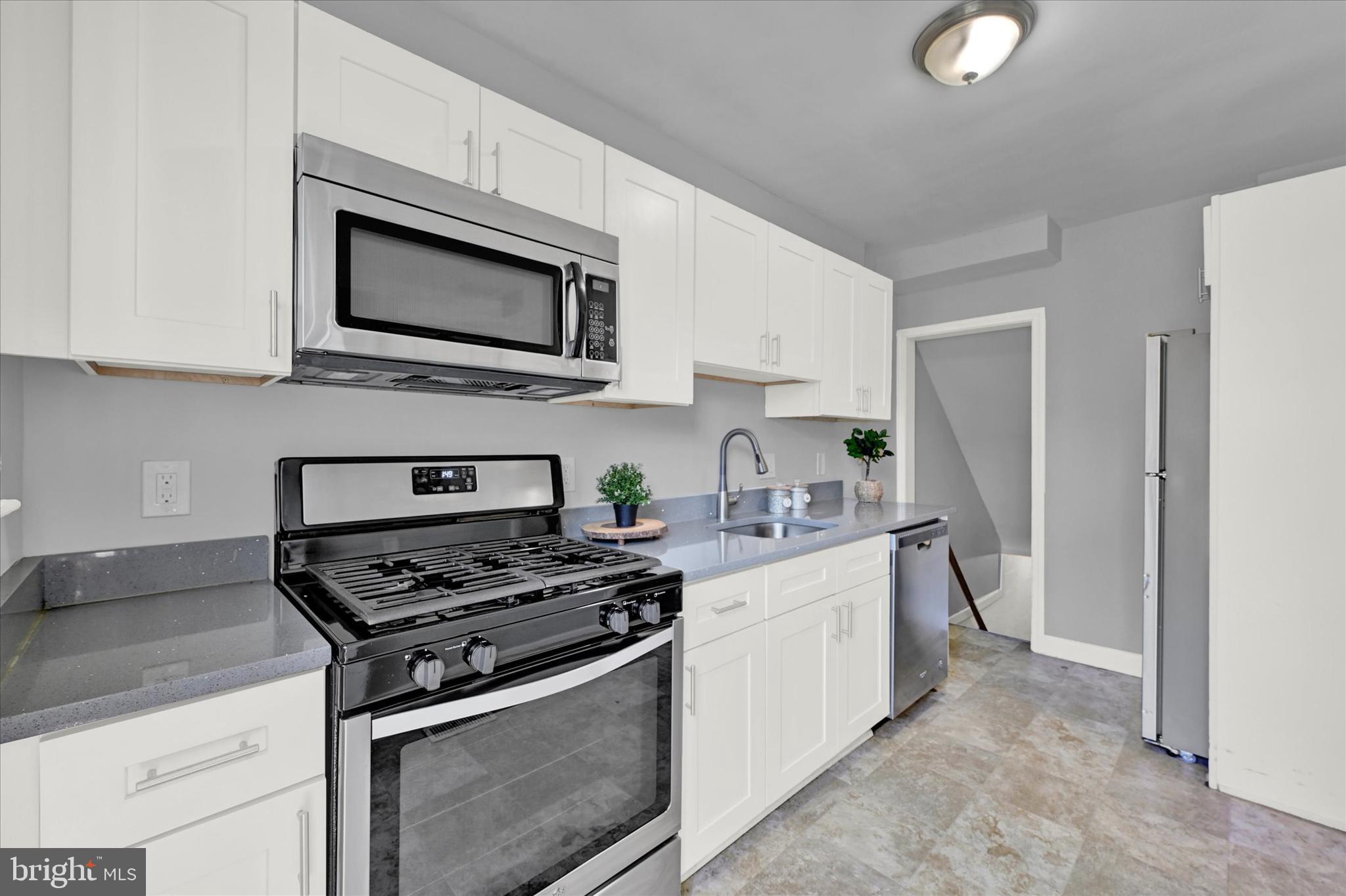 1025 Upnor Rd