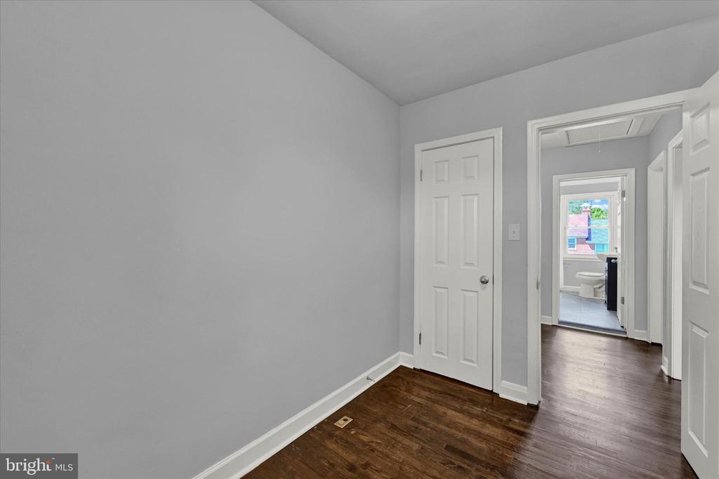 1025 Upnor Rd