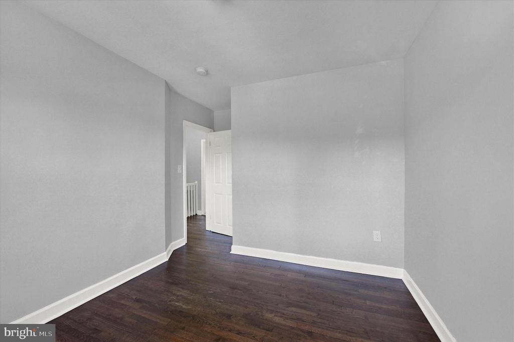 1025 Upnor Rd
