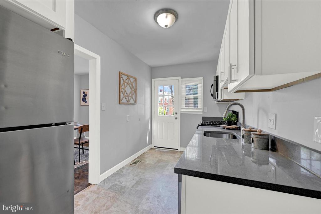 1025 Upnor Rd