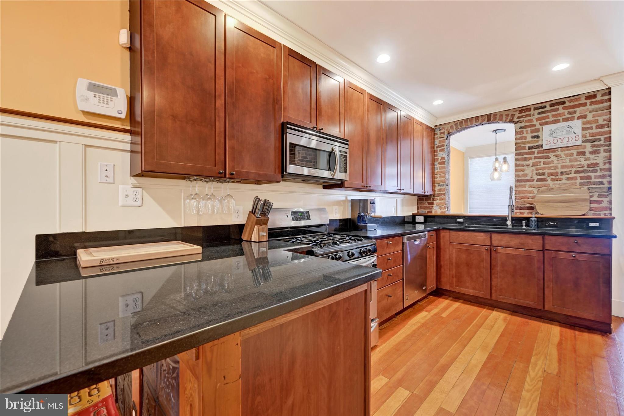 1437 Henry St