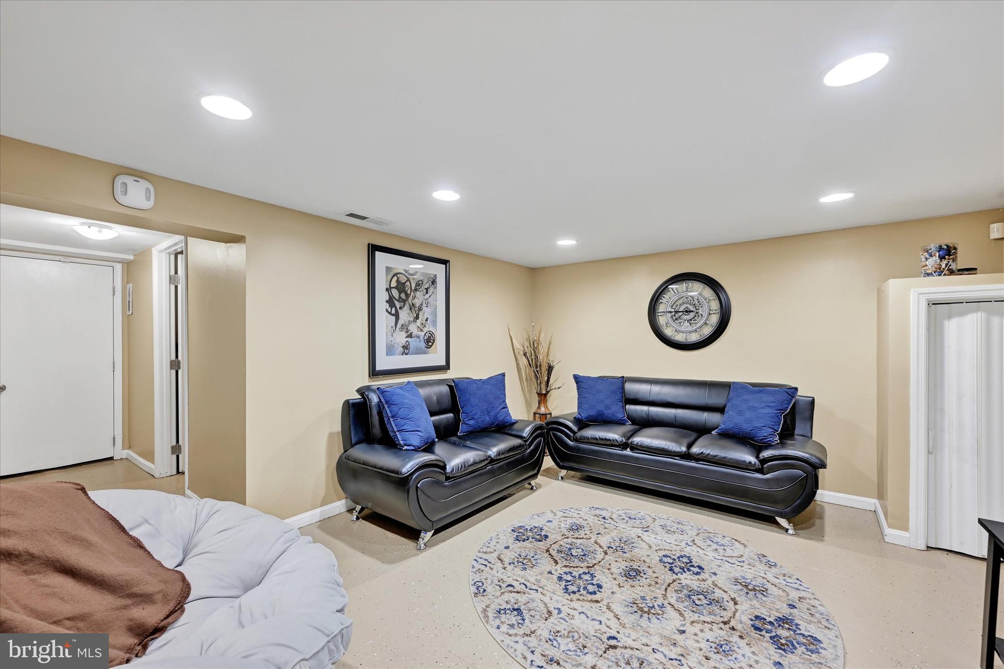 2412 W Cold Spring Ln