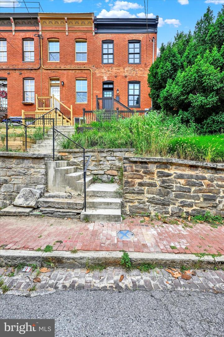 444 Grindall St