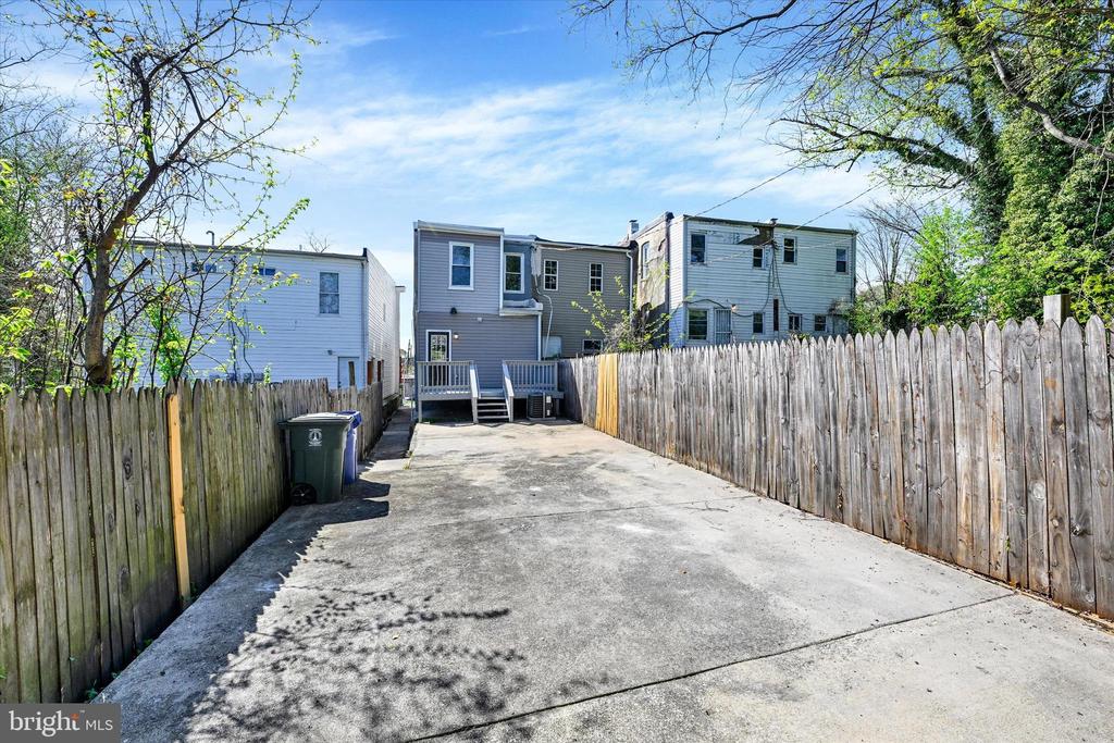 2423 DENISON STREET