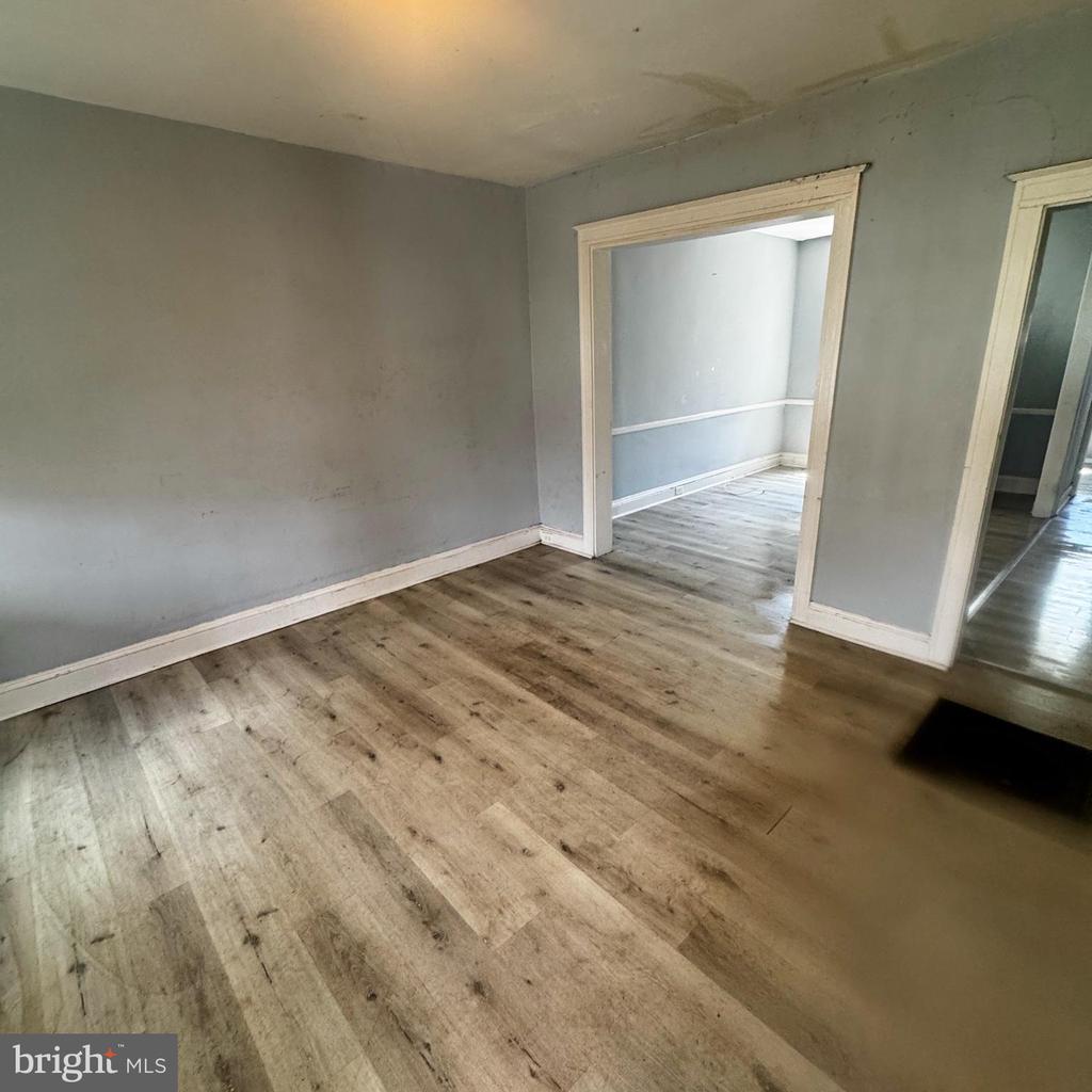 3327 RAVENWOOD AVENUE