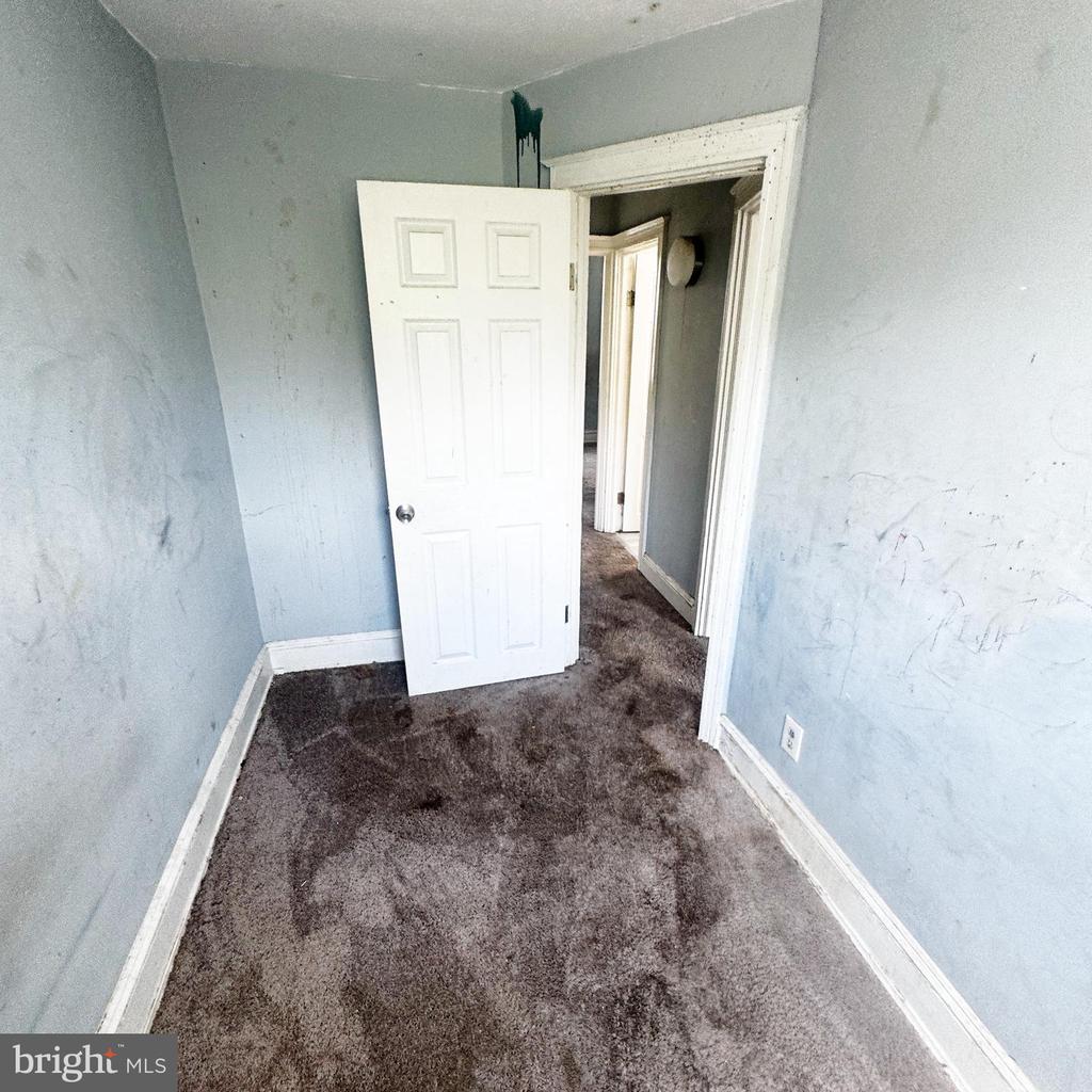 3327 RAVENWOOD AVENUE