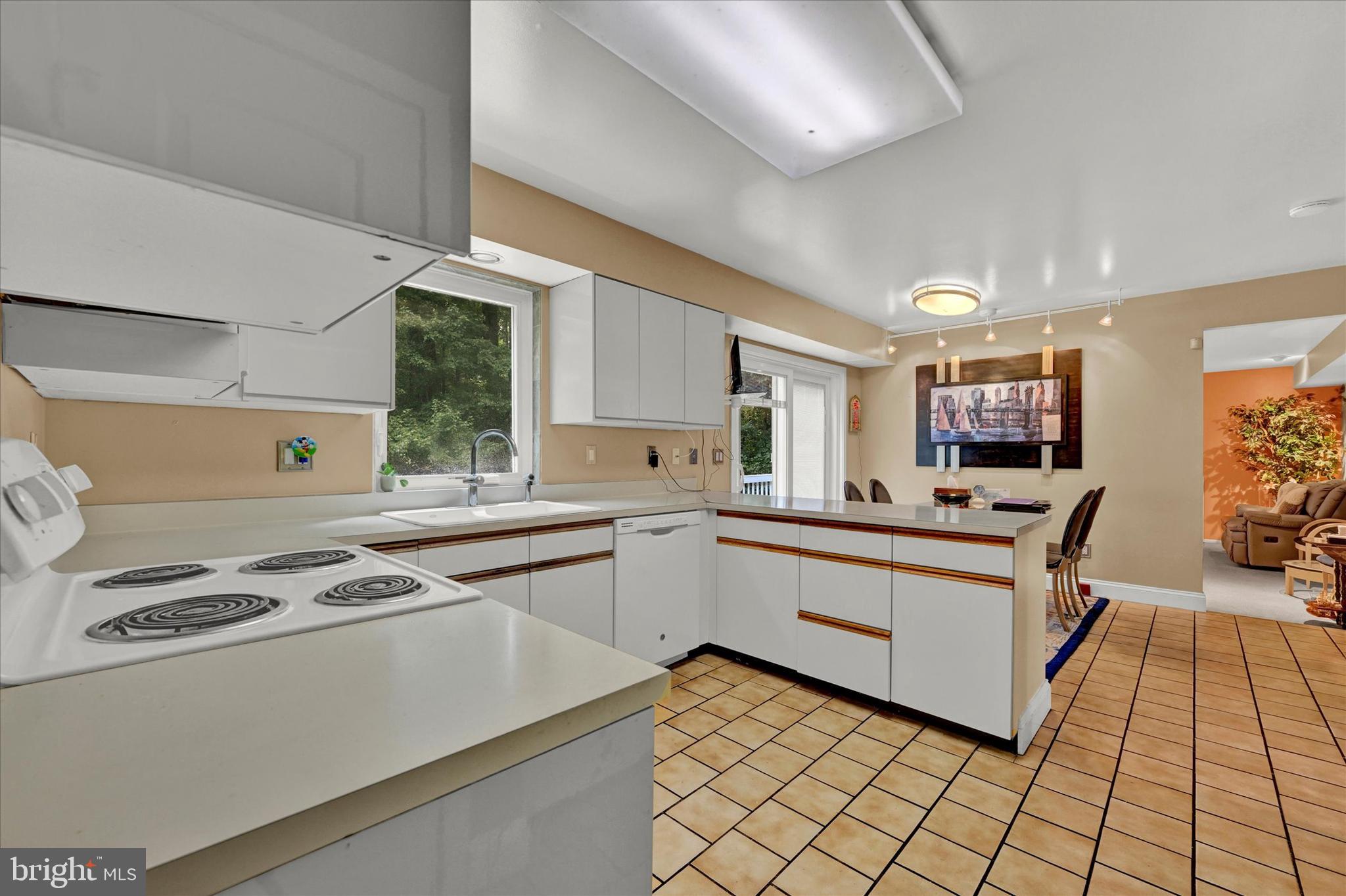 12137 Heneson Garth