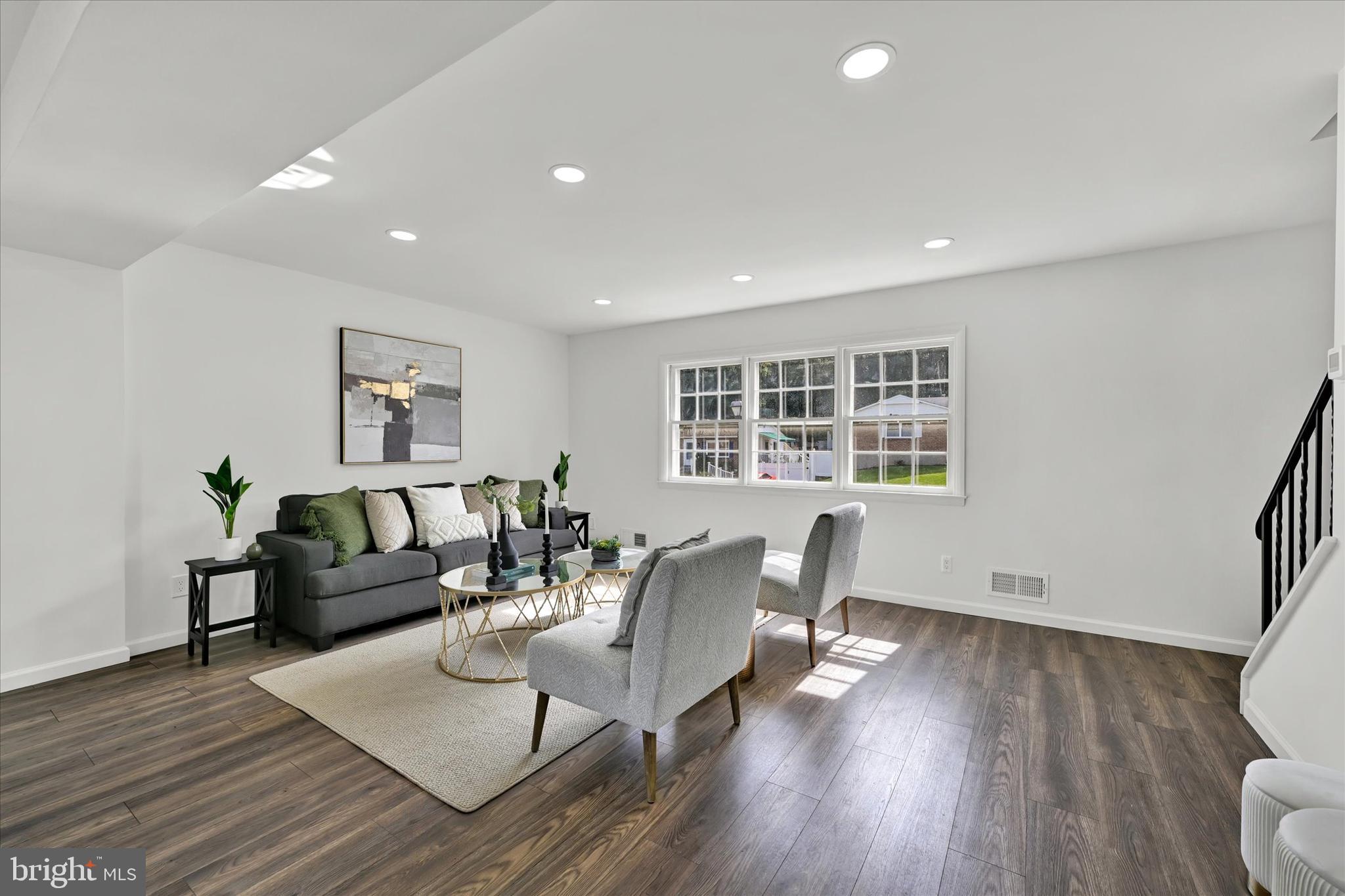 145 W Chestnut Hill Ln