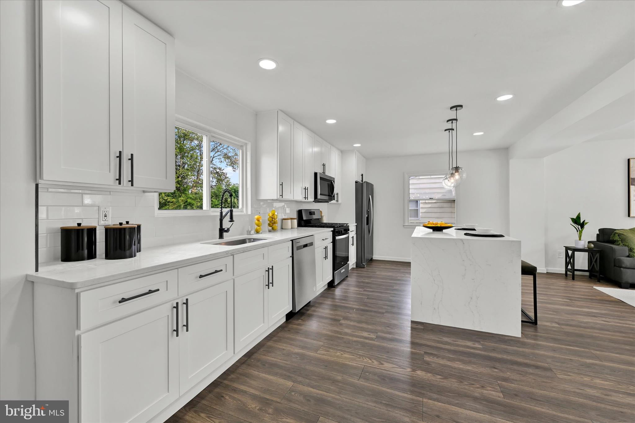 145 W Chestnut Hill Ln