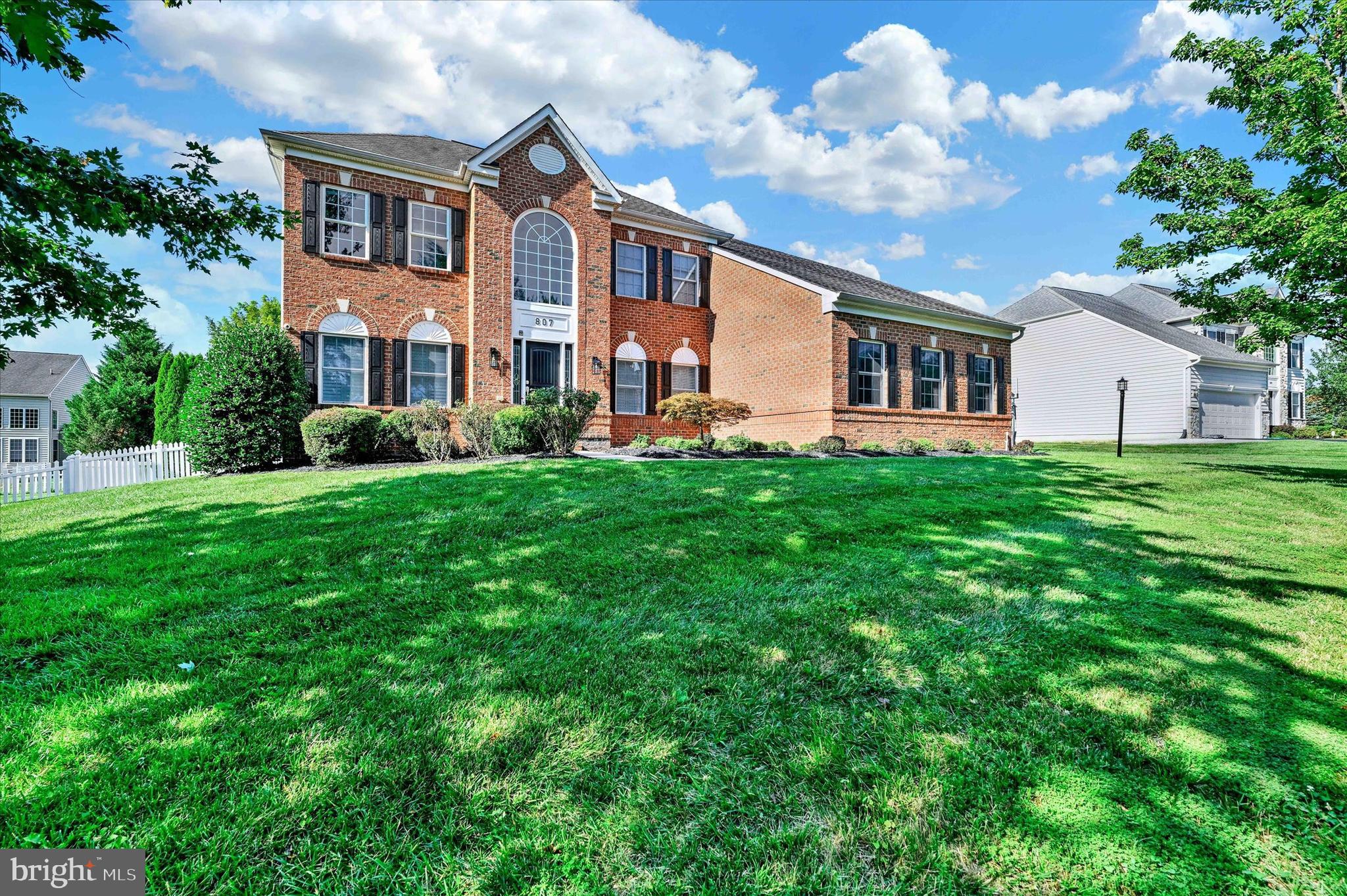 807 Dominion Ln