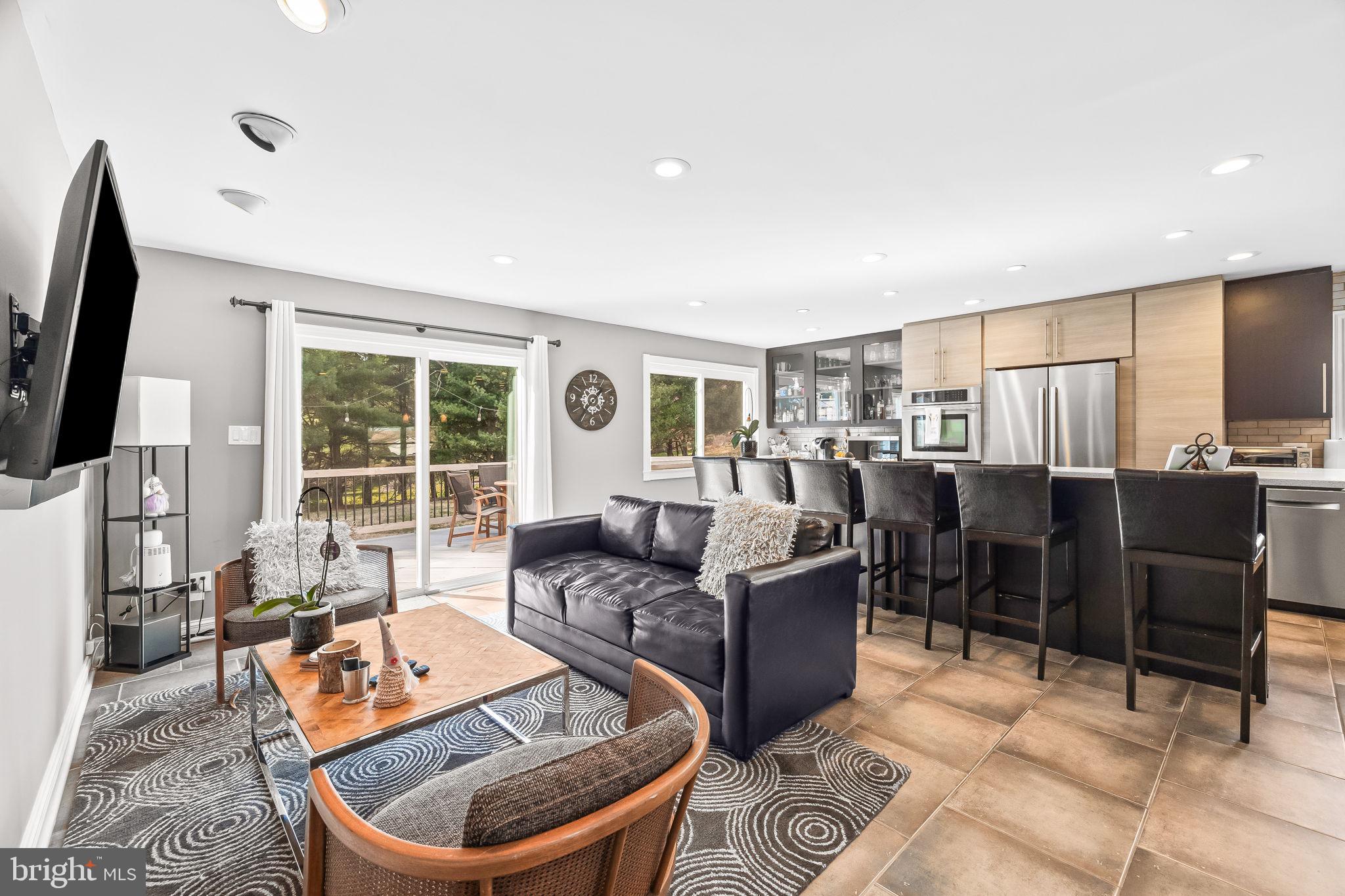 6 Hounds Hollow Ct