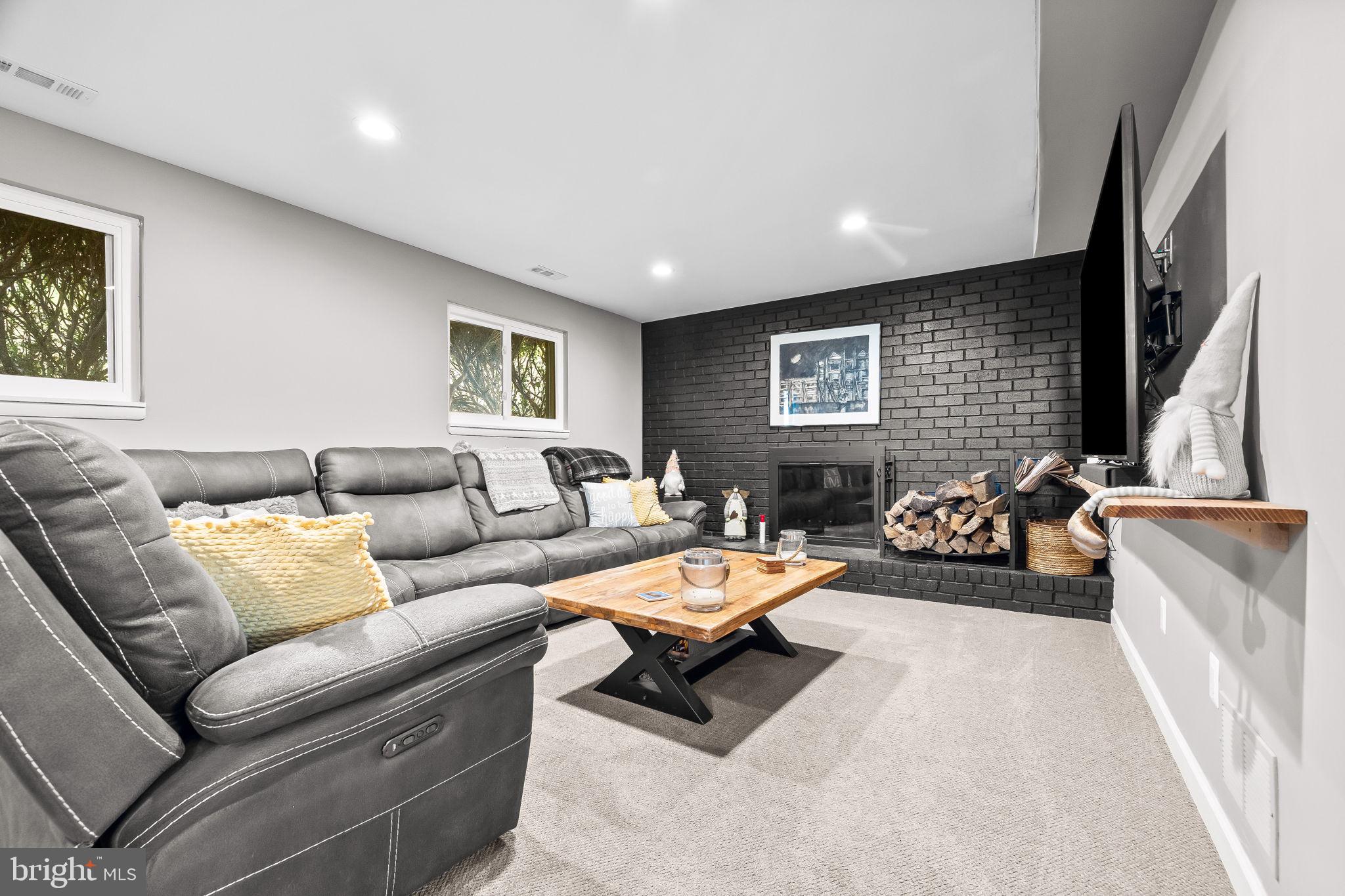 6 Hounds Hollow Ct