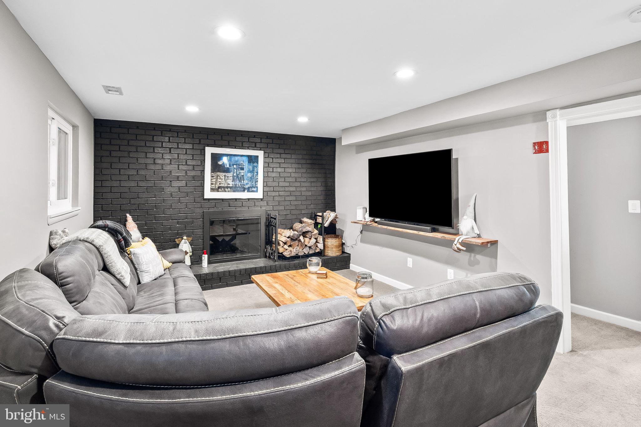 6 Hounds Hollow Ct