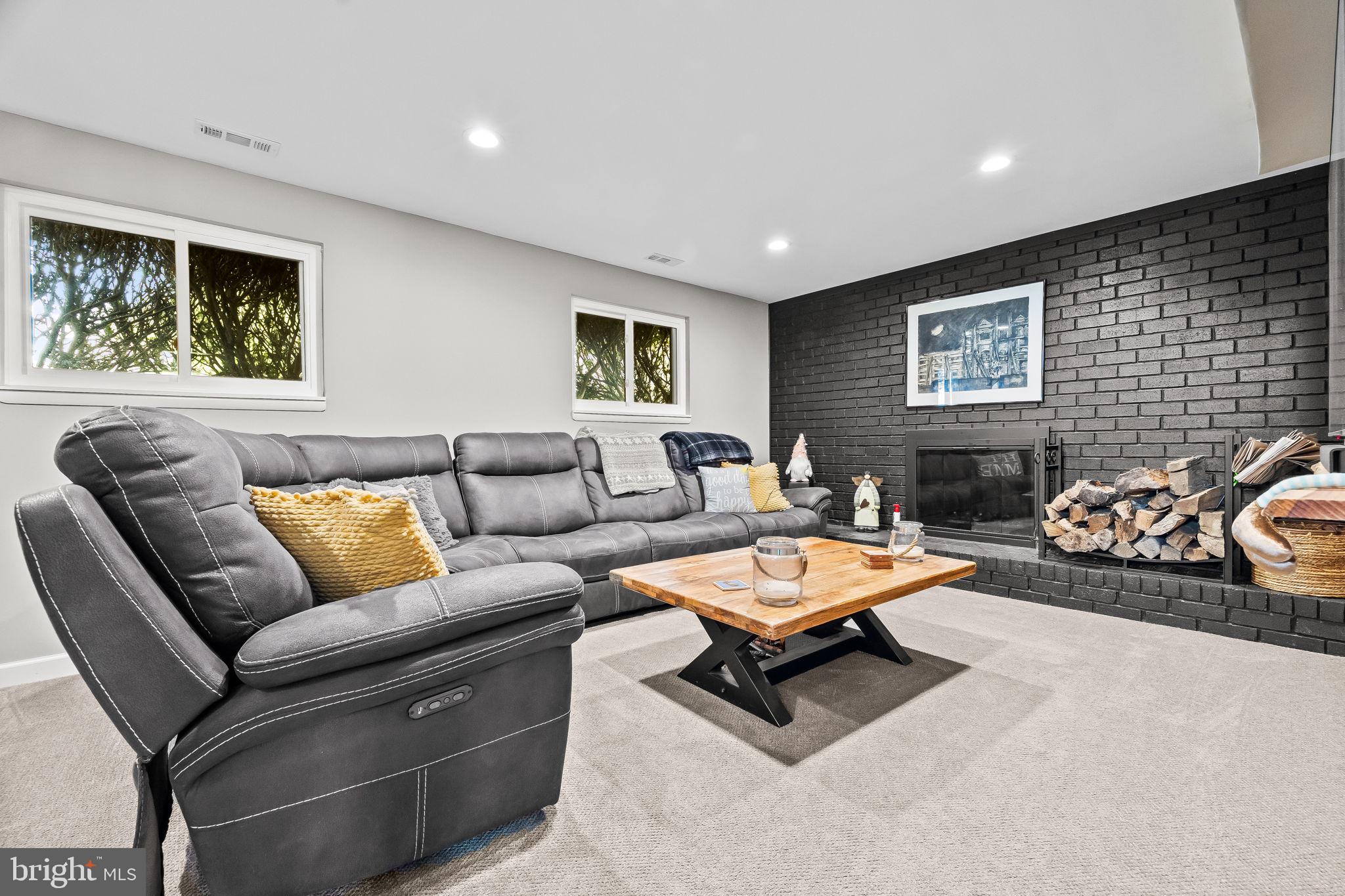 6 Hounds Hollow Ct
