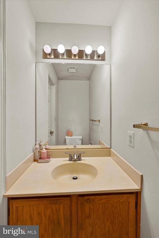 25 Warren Manor Ct