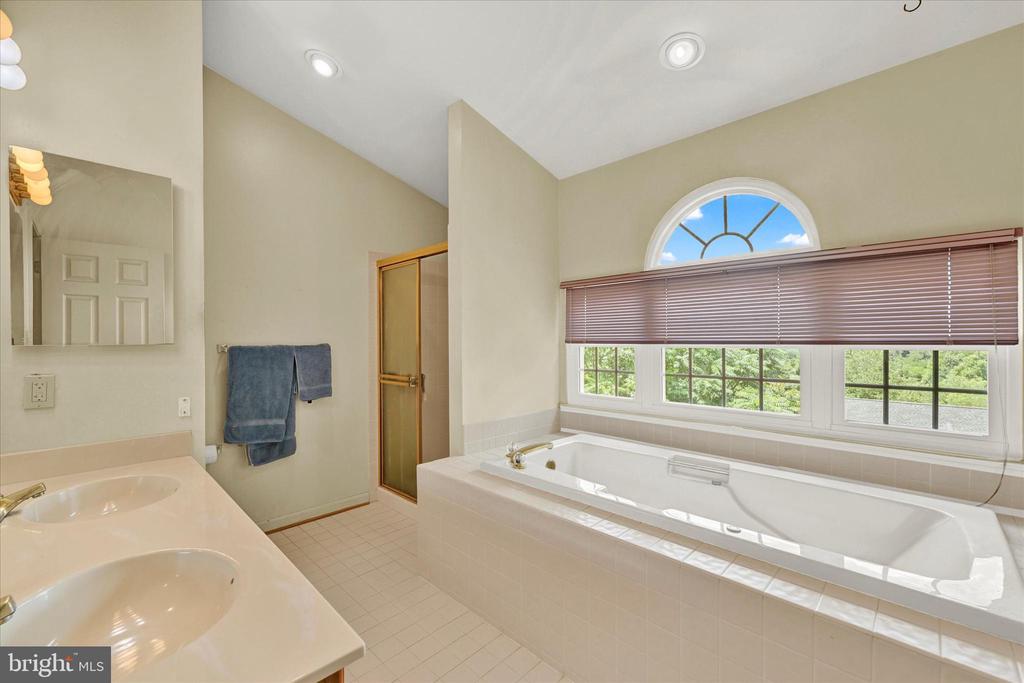 25 Warren Manor Ct