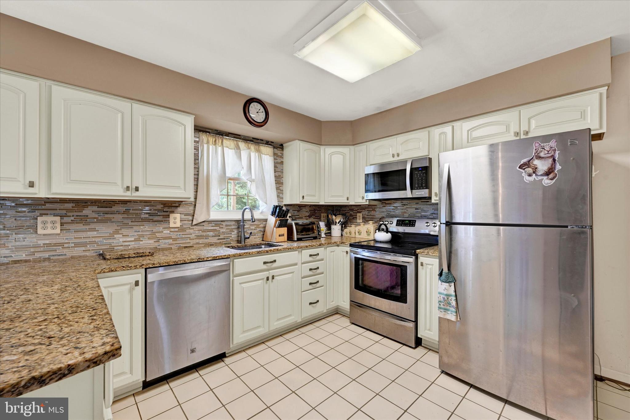 25 Warren Manor Ct