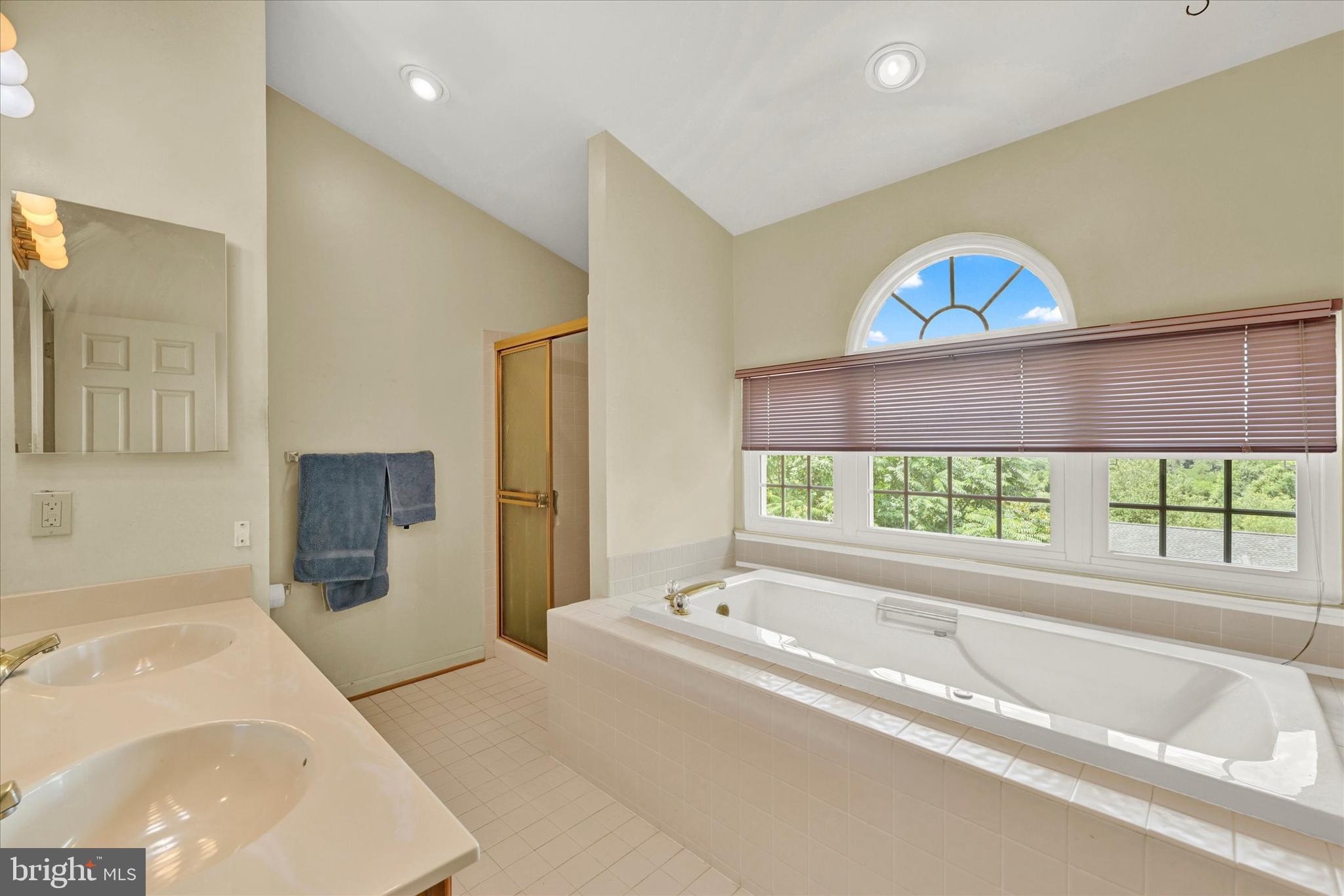 25 Warren Manor Ct
