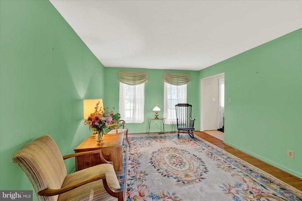 25 Warren Manor Ct