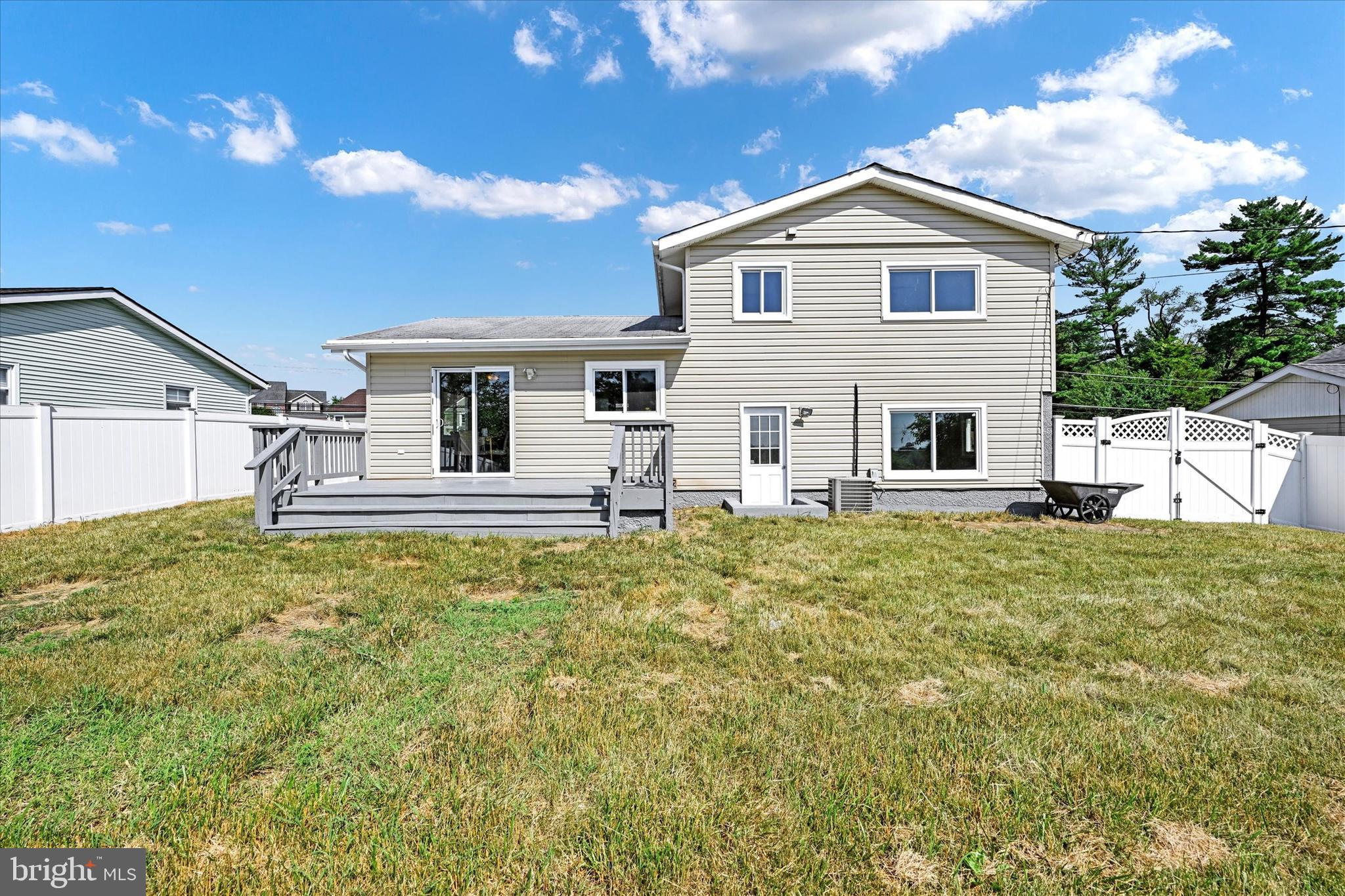 3209 Saint Lukes Ln