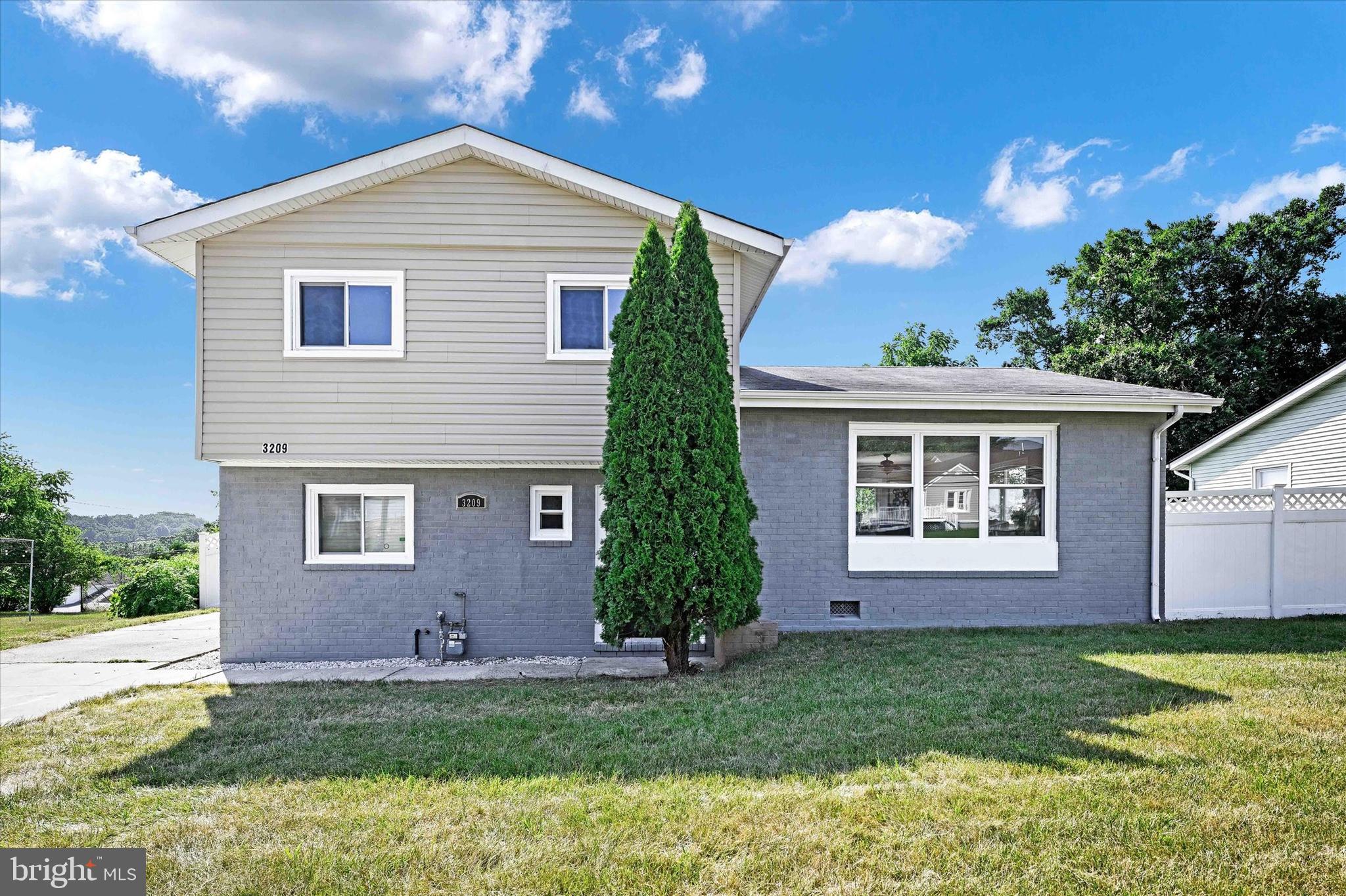 3209 Saint Lukes Ln