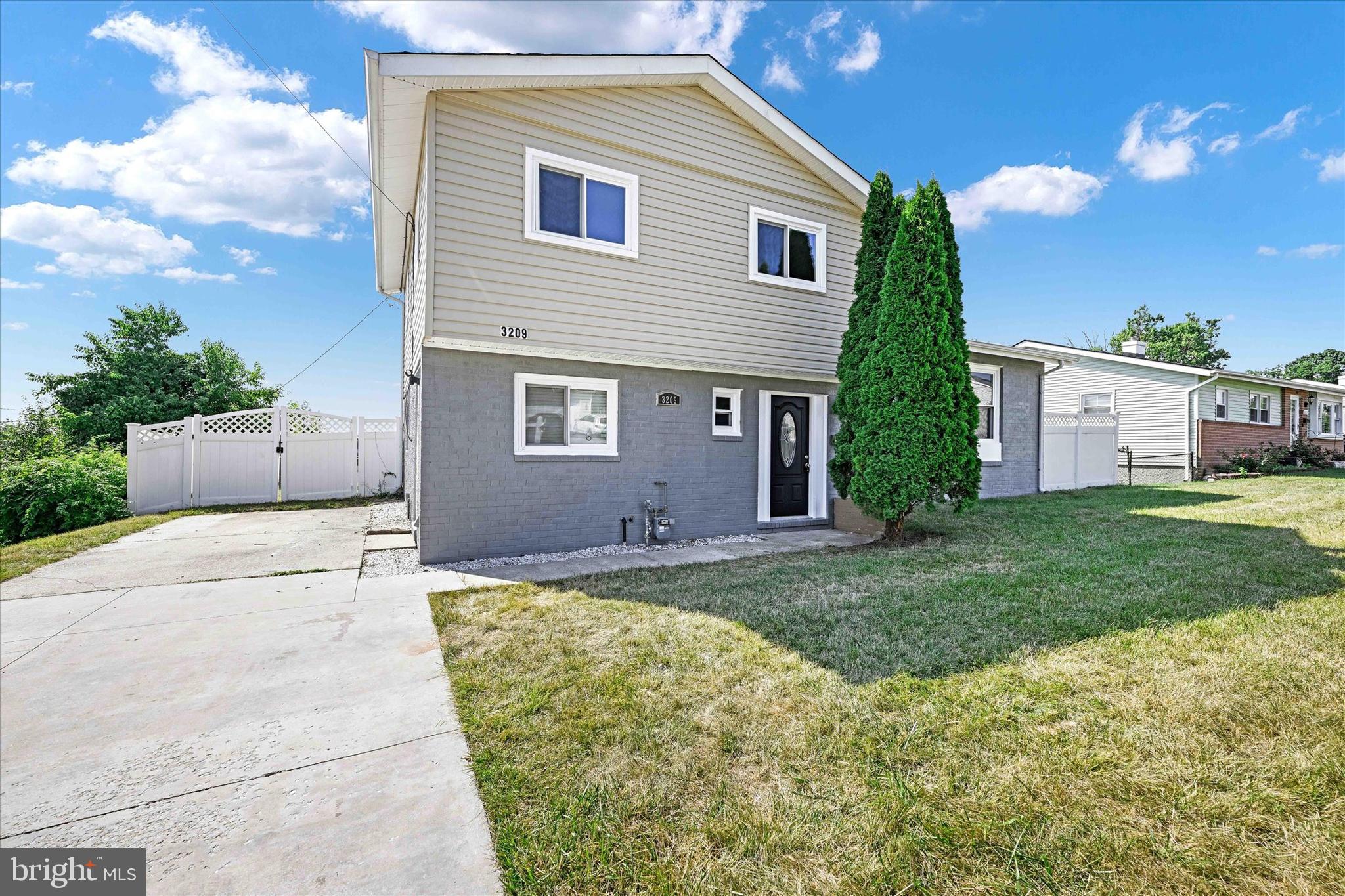 3209 Saint Lukes Ln