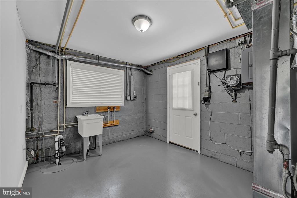3209 Saint Lukes Ln