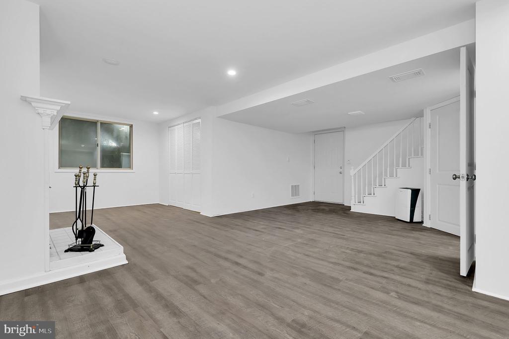 2102 Tree Ln