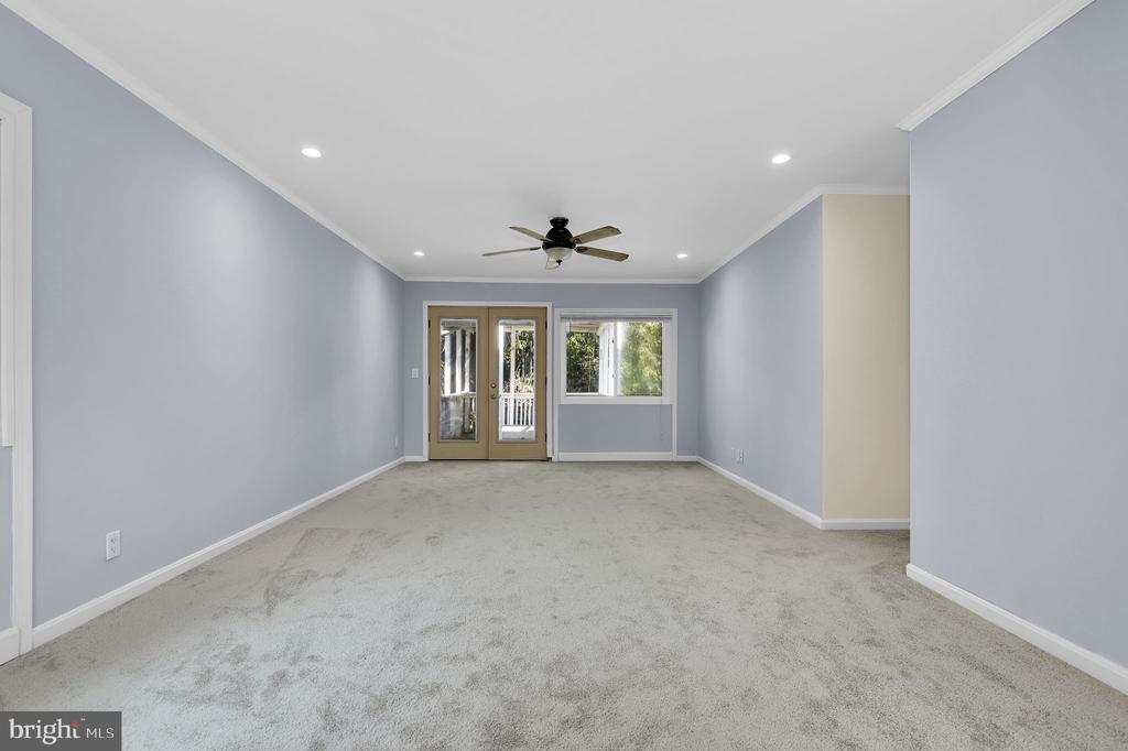 2102 Tree Ln