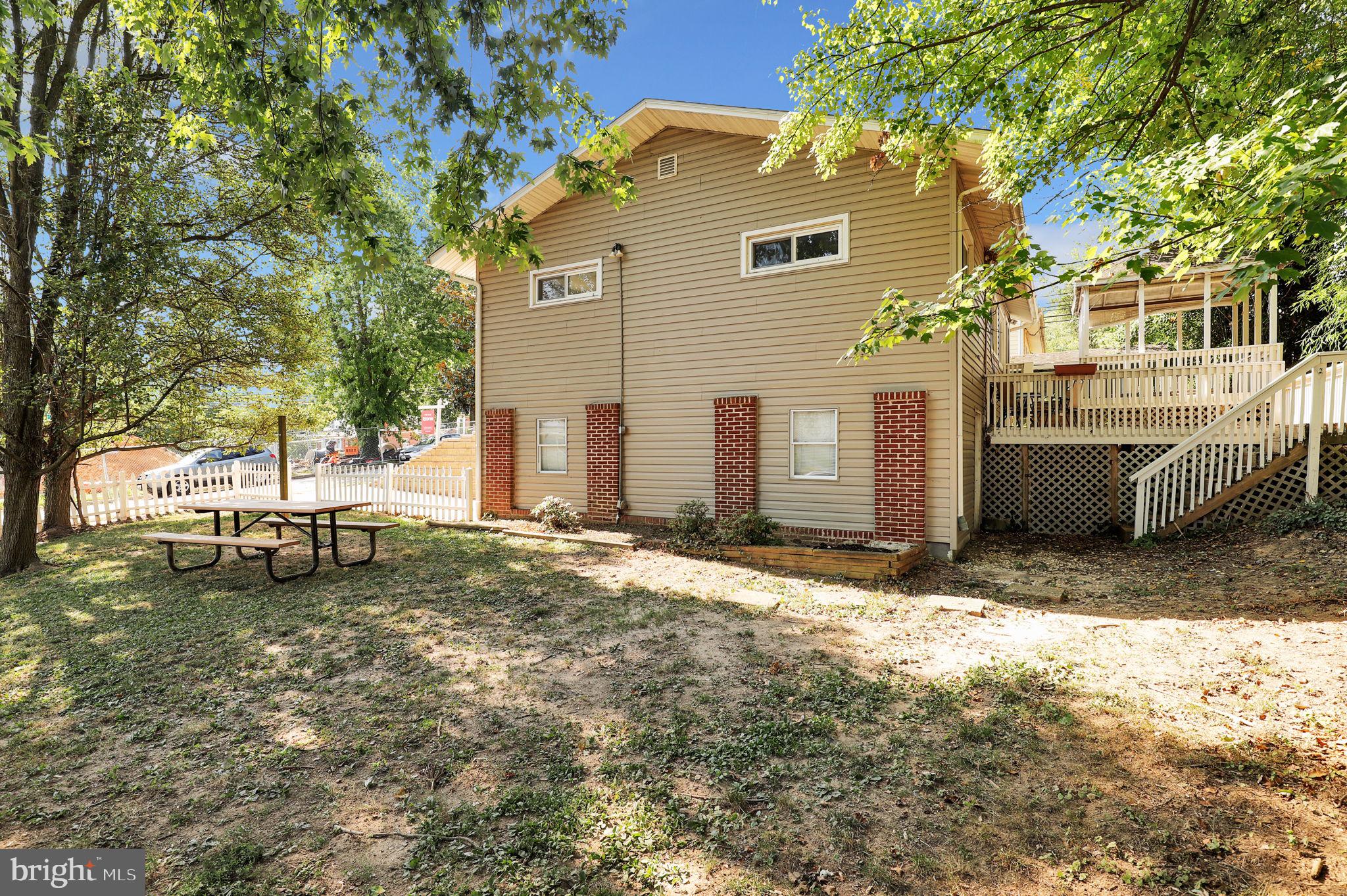 2102 Tree Ln