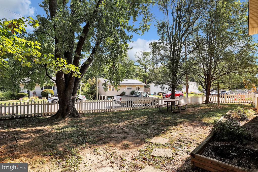2102 Tree Ln