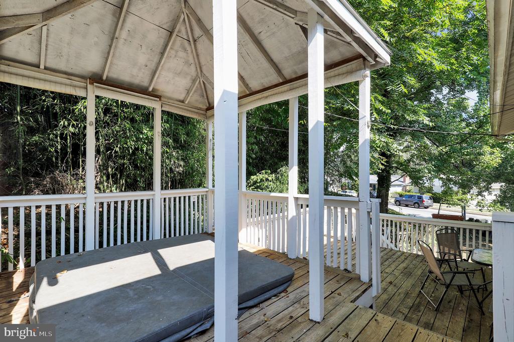 2102 Tree Ln
