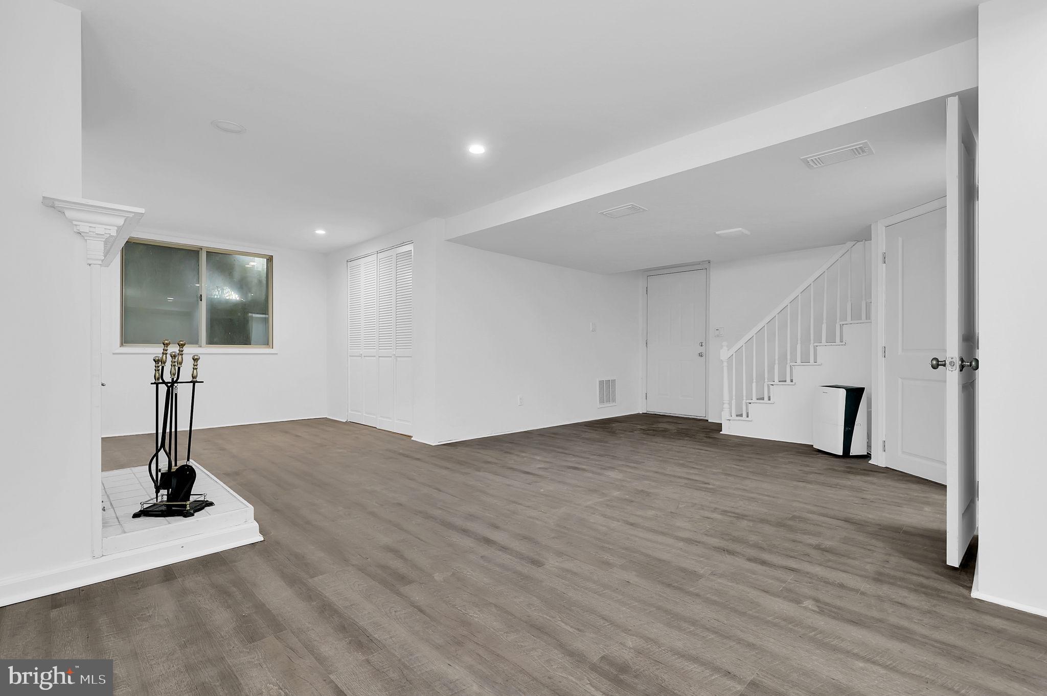 2102 Tree Ln