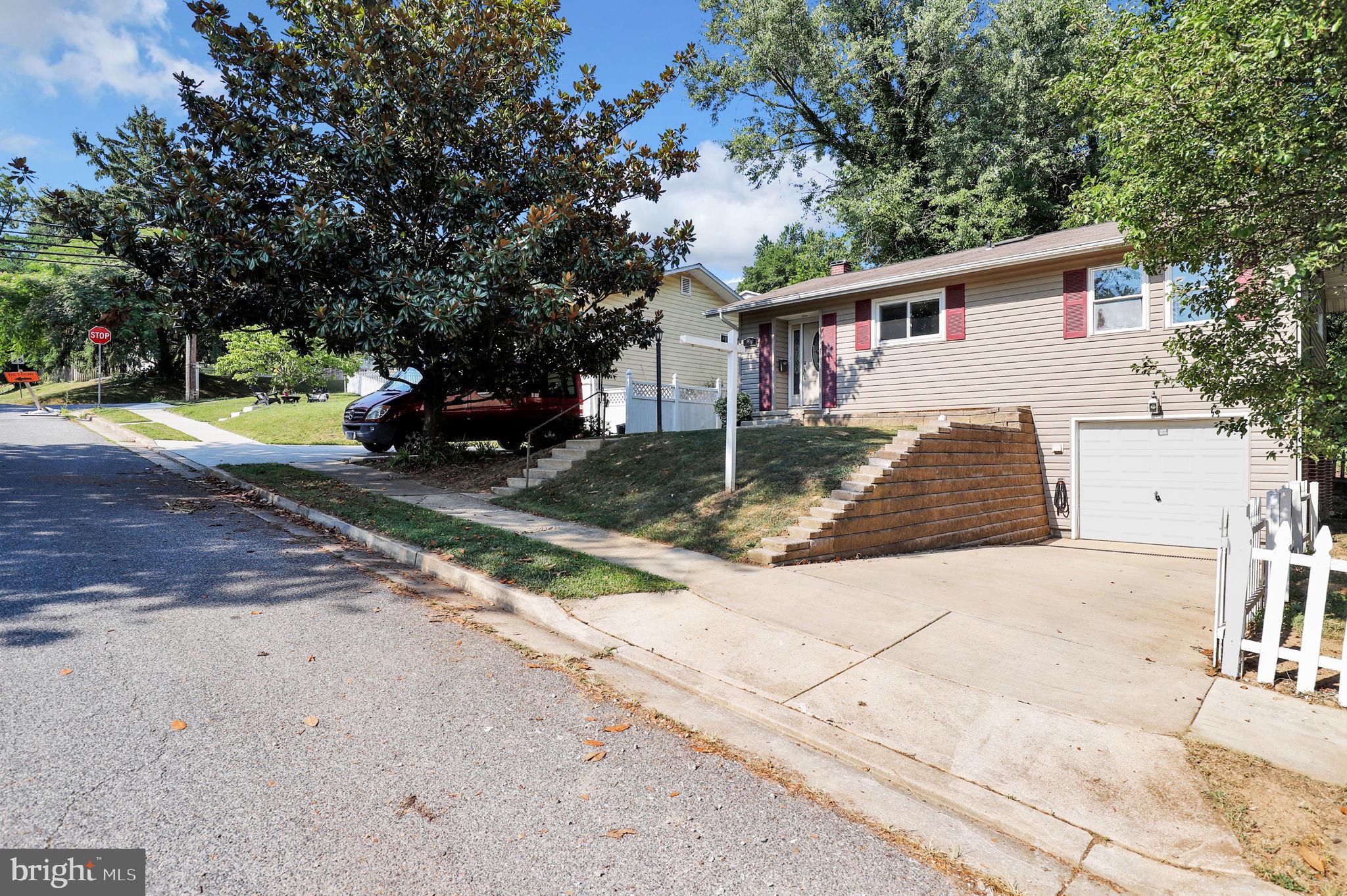 2102 Tree Ln