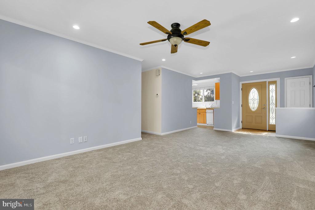 2102 Tree Ln