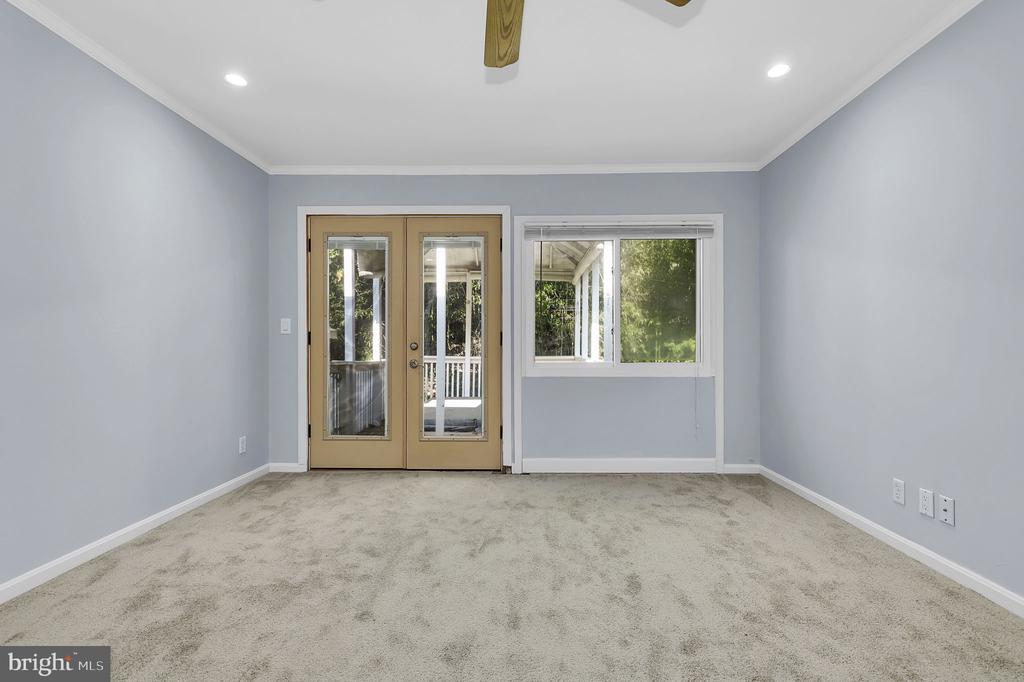 2102 Tree Ln