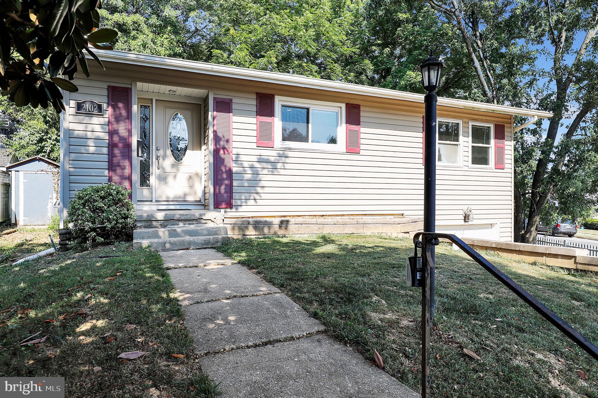 2102 Tree Ln