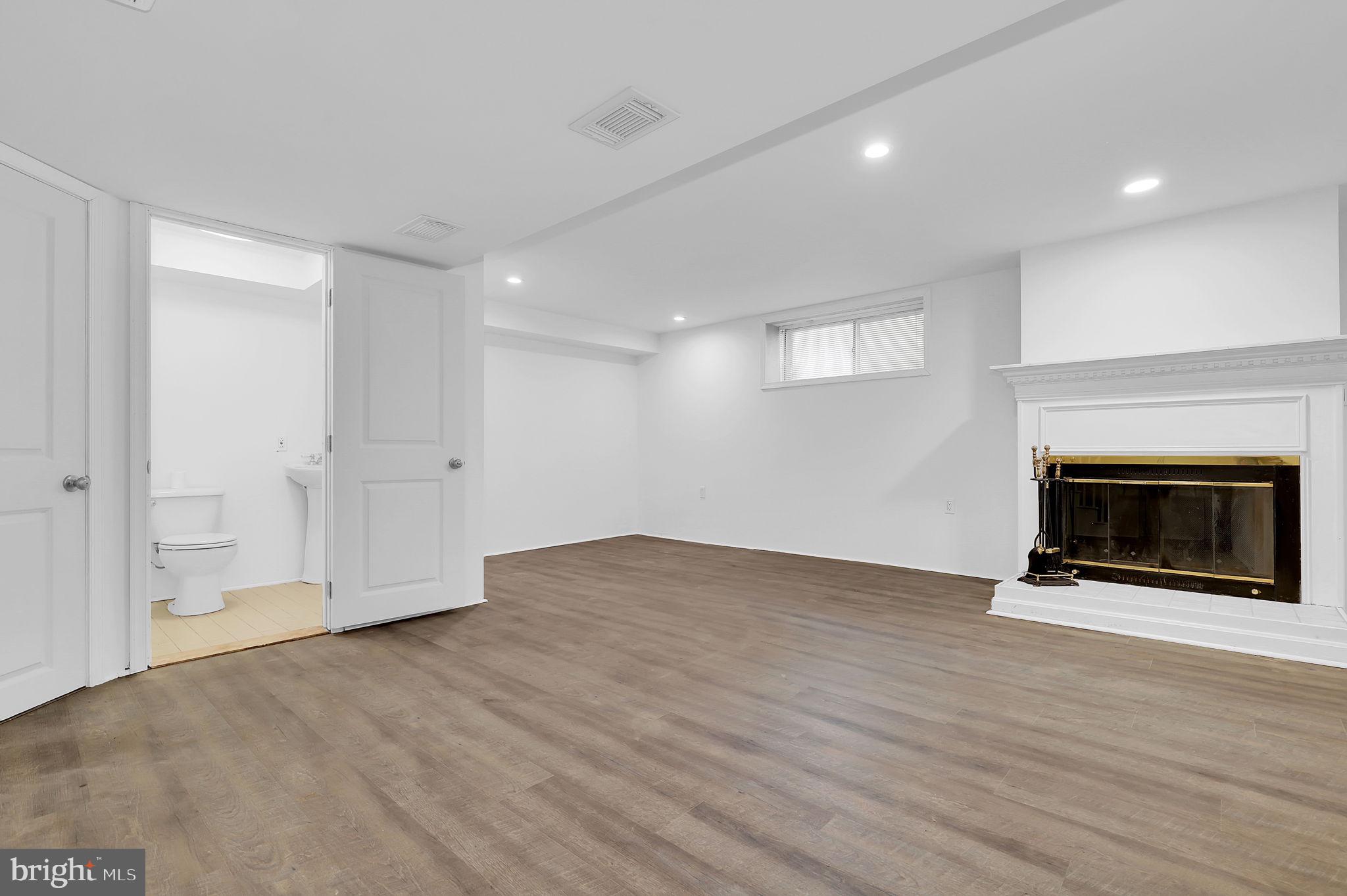 2102 Tree Ln