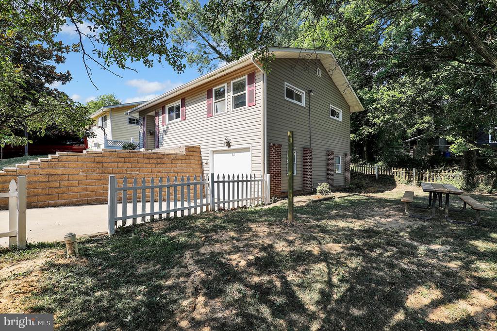 2102 Tree Ln