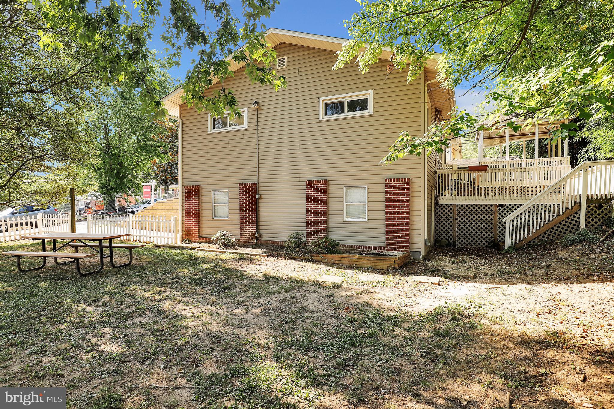 2102 Tree Ln