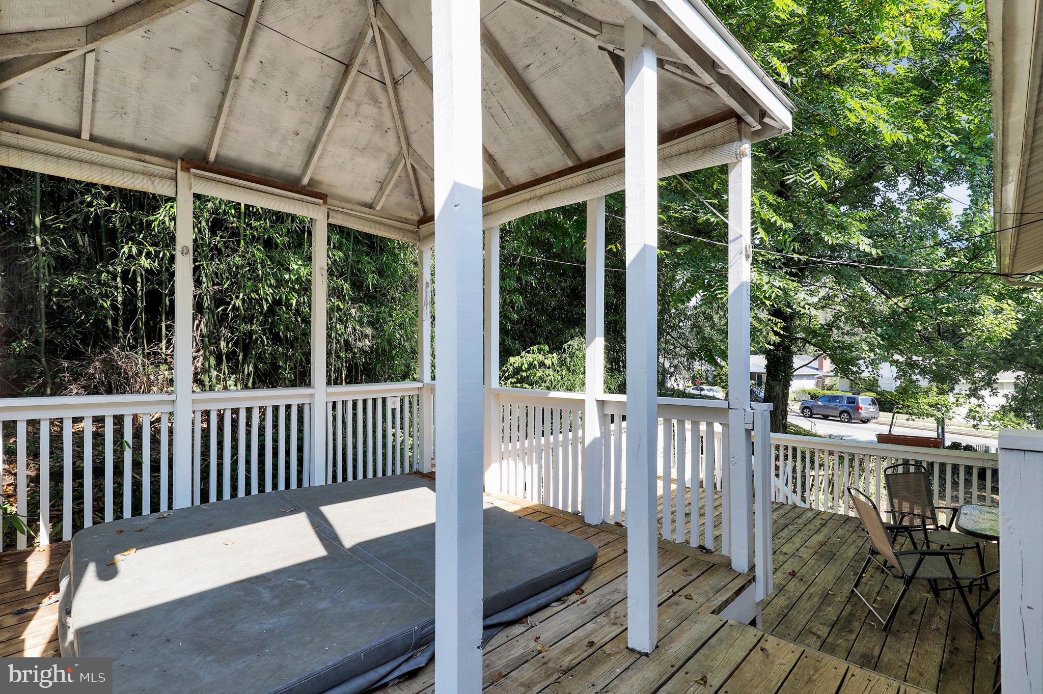 2102 Tree Ln
