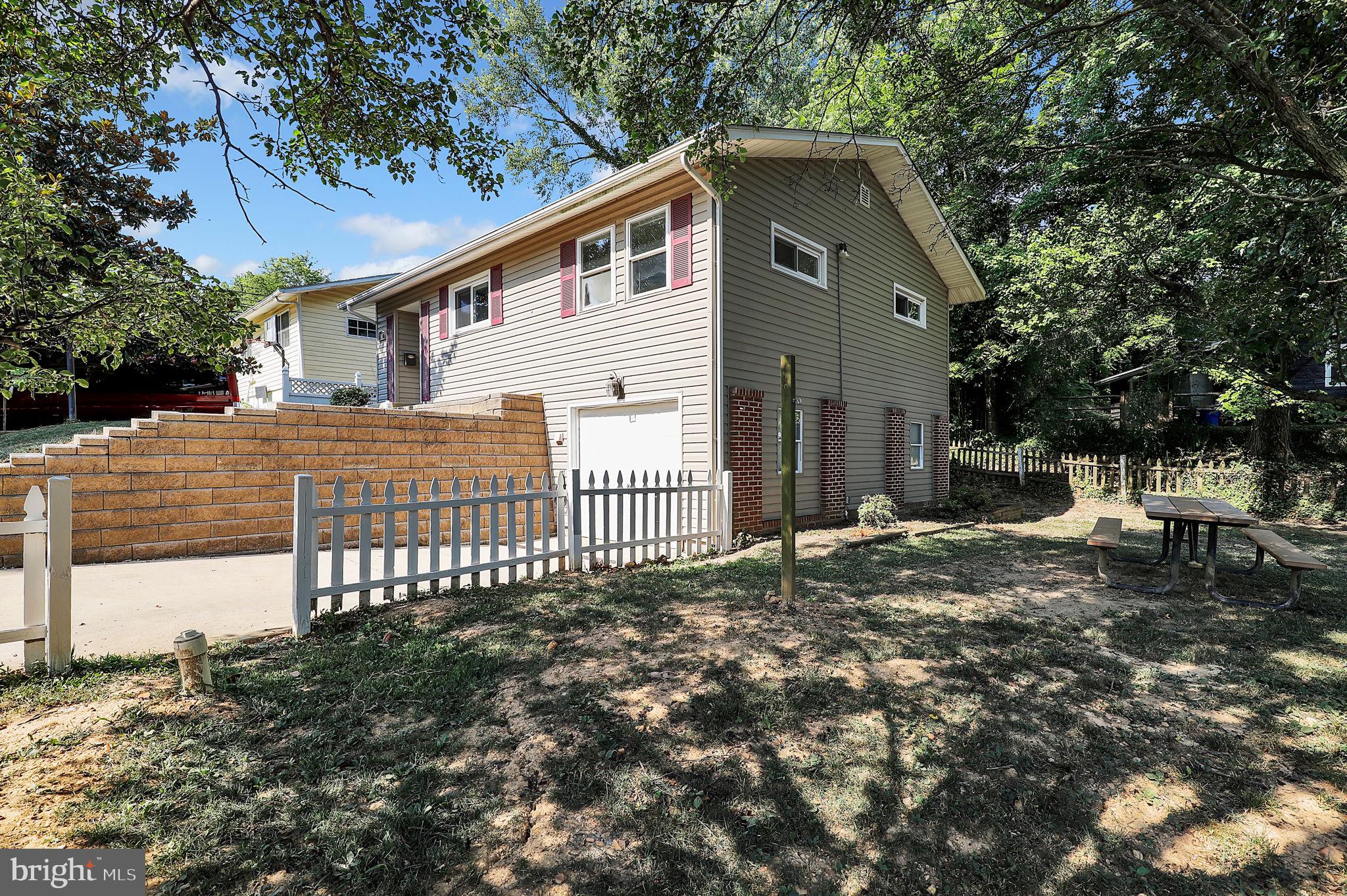 2102 Tree Ln