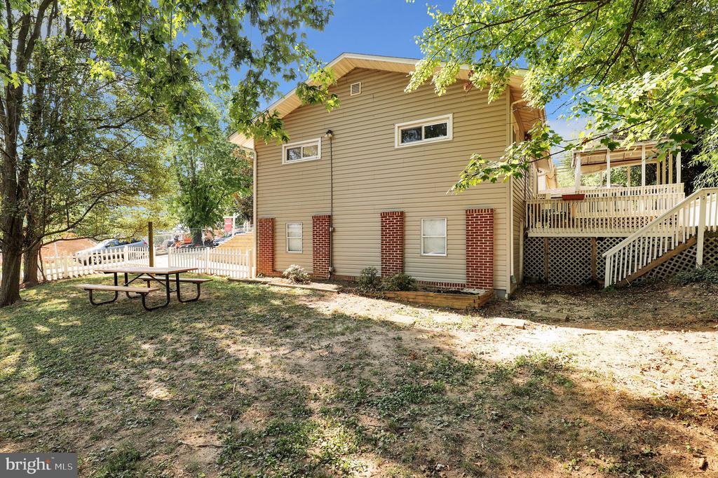 2102 Tree Ln