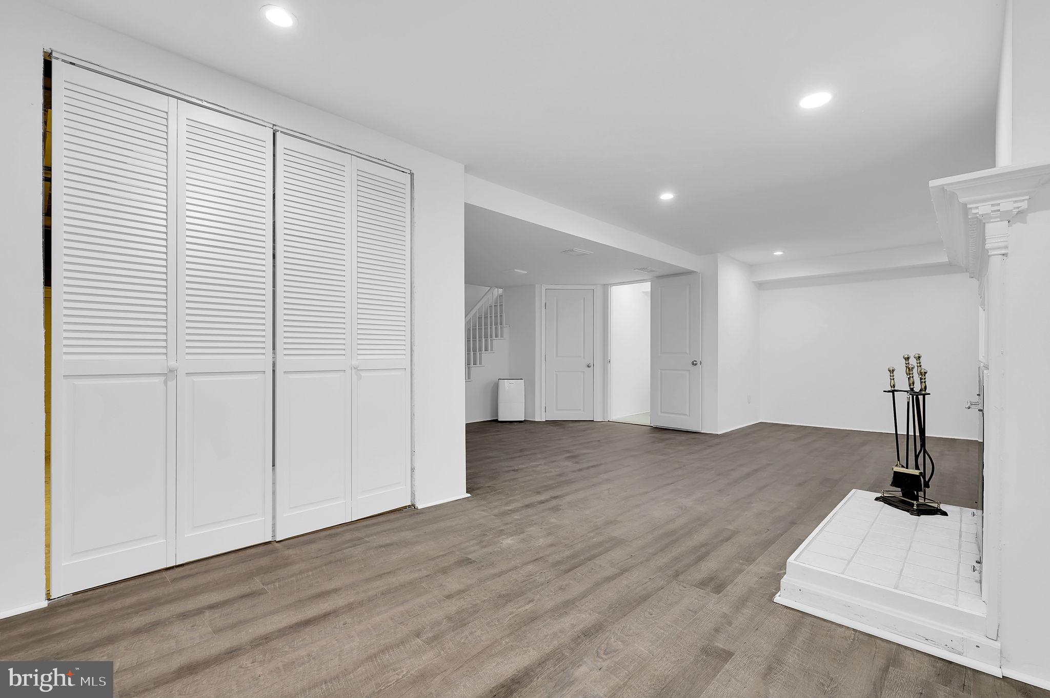2102 Tree Ln