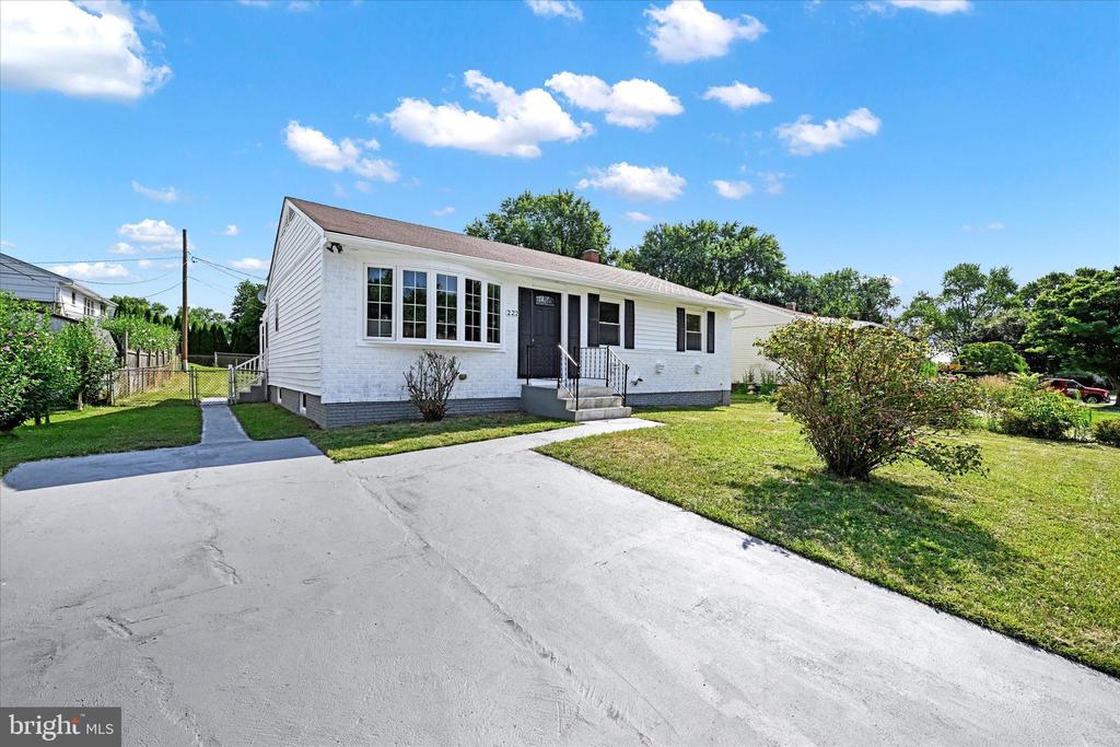 222 Candytuft Rd