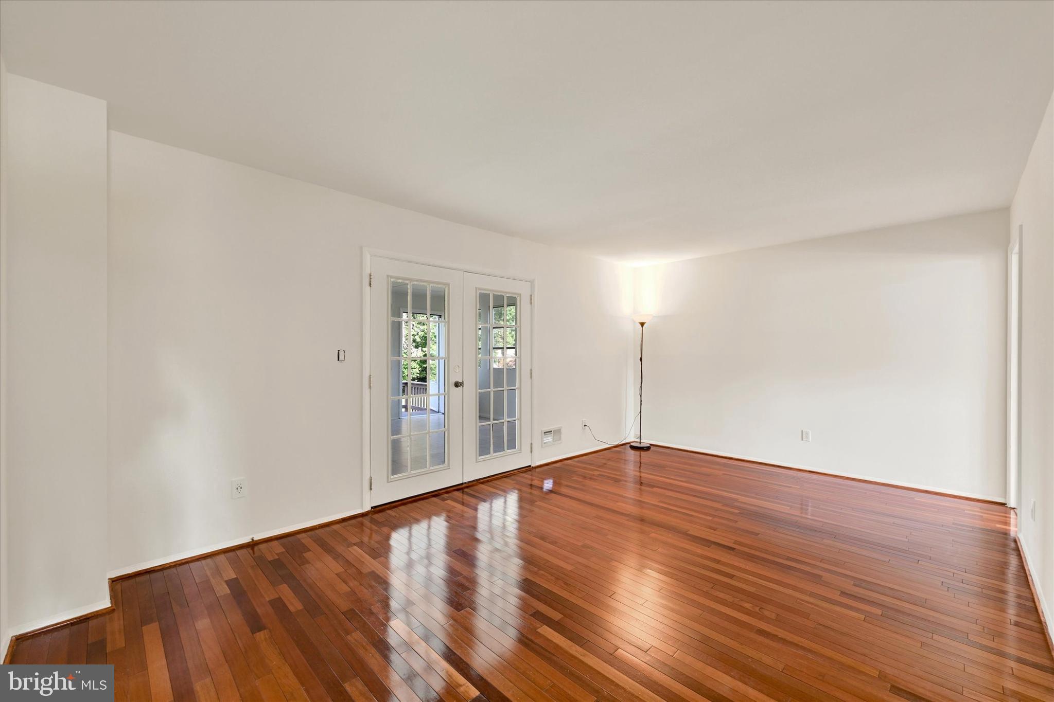 127 W Chestnut Hill Ln